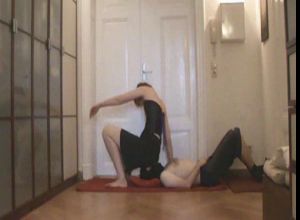 Наина снимает на скрытую камеру сидения на лице своего парня